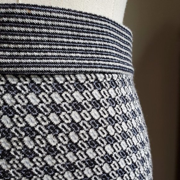 Diane von Furstenberg pull-on Caitrin mini skirt. - Picture 2 of 14